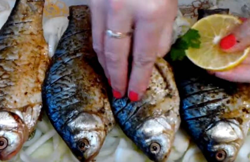 ffc984b48a496a76ac9059362af89944 Карась в духовці: як запекти цілком з овочами до золотистої скоринки, як смачно приготувати фаршировану рибу, скільки готується по часу