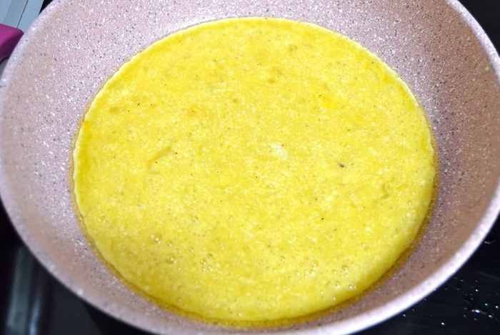 omlet na skovorode s molokom i syrom 5 prostyh receptov s foto 4c76fe9 Омлет на сковороді з молоком і сиром   5 простих рецептів з фото