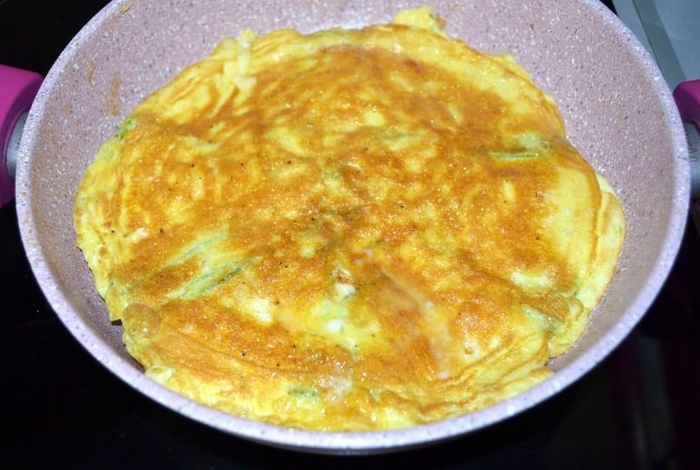 omlet na skovorode s molokom i syrom 5 prostyh receptov s foto 635999b Омлет на сковороді з молоком і сиром   5 простих рецептів з фото