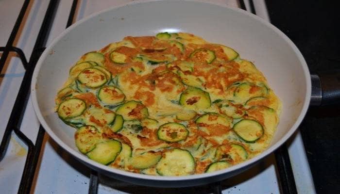 omlet na skovorode s syrom 5 receptov s ovoshhami 31b0172 Омлет на сковороді з сиром   5 рецептів з овочами