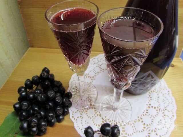 vino iz chernoplodnoj rjabiny v domashnih uslovijah prostye recepty 10fc536 Вино з чорноплідної горобини в домашніх умовах   прості рецепти
